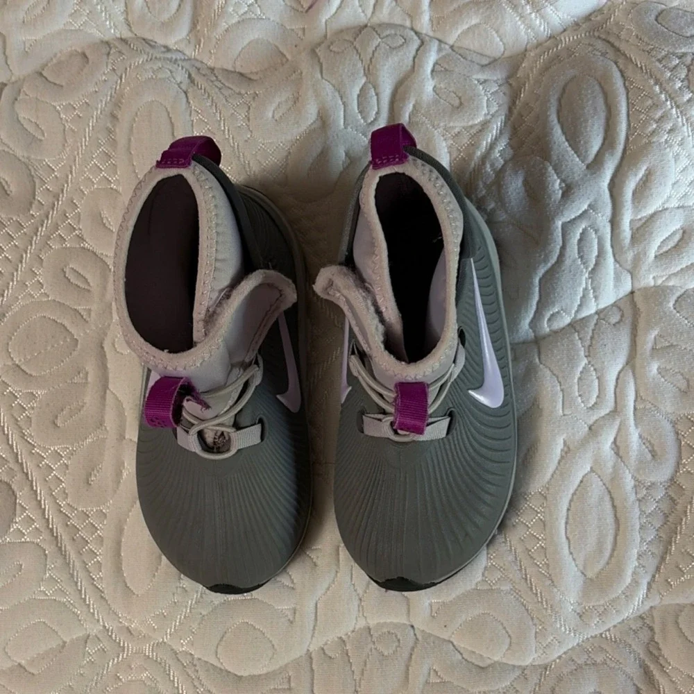 Nike girls Binzie rain boot Gray Purple US 9C